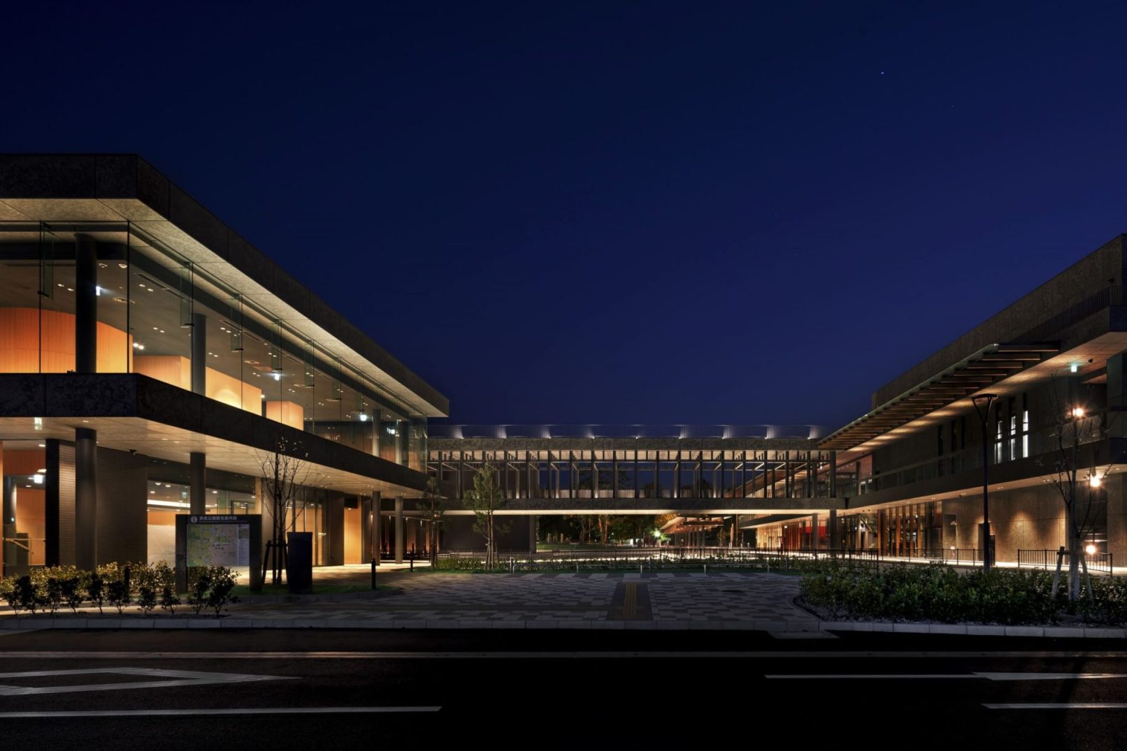 奈良公園バスターミナル_外観北面夜景